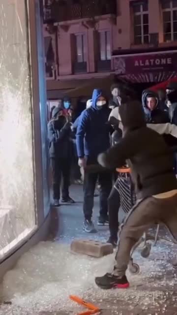 Reinforced glass withstands repeated attacks during unrest in Paris