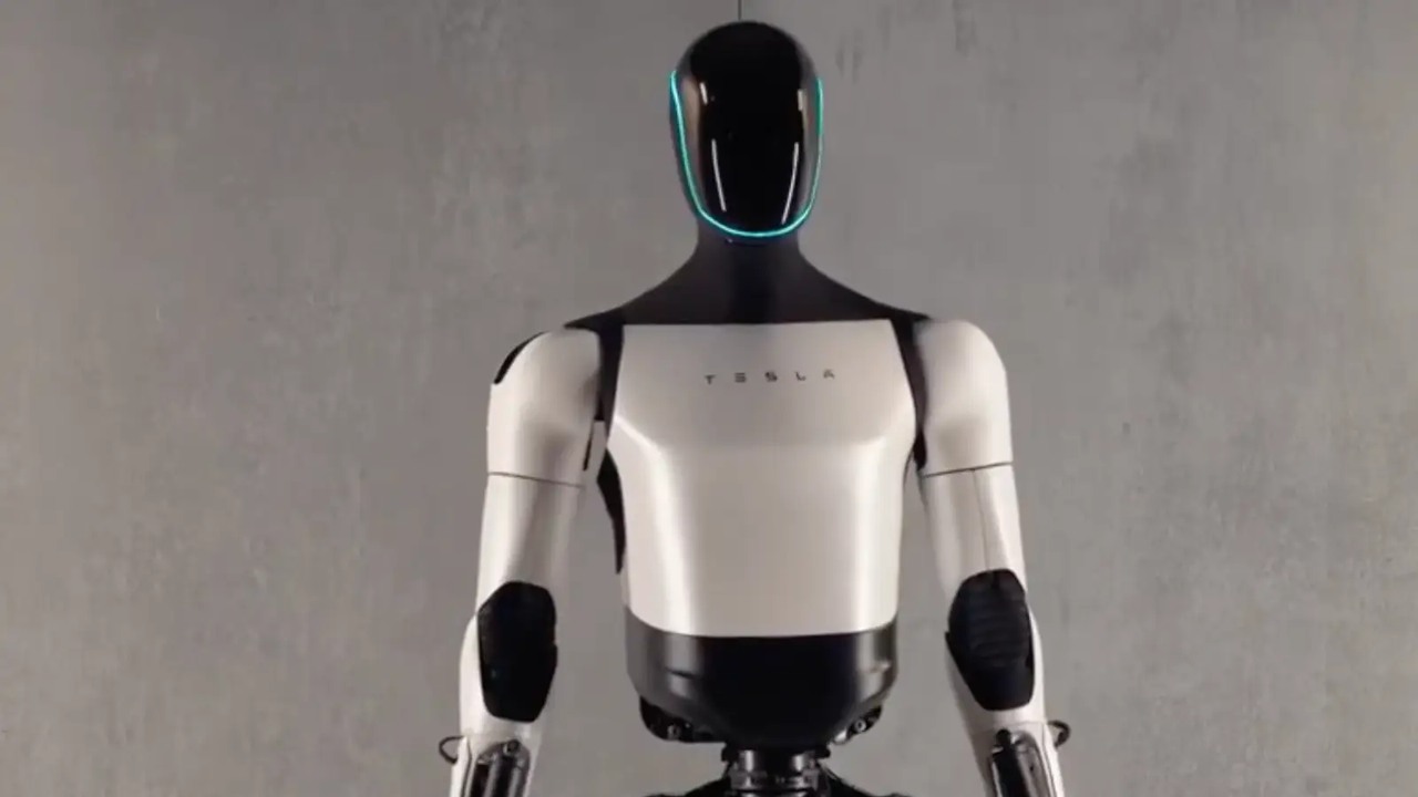 Elon Musk showed Tesla Optimus folding clothes but admitted the robot ...