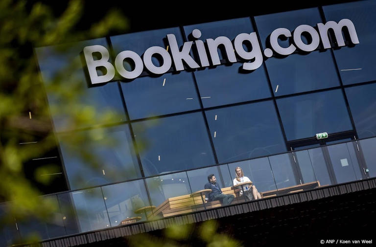 Booking.com mag werknemers verplichten deels op kantoor te werken