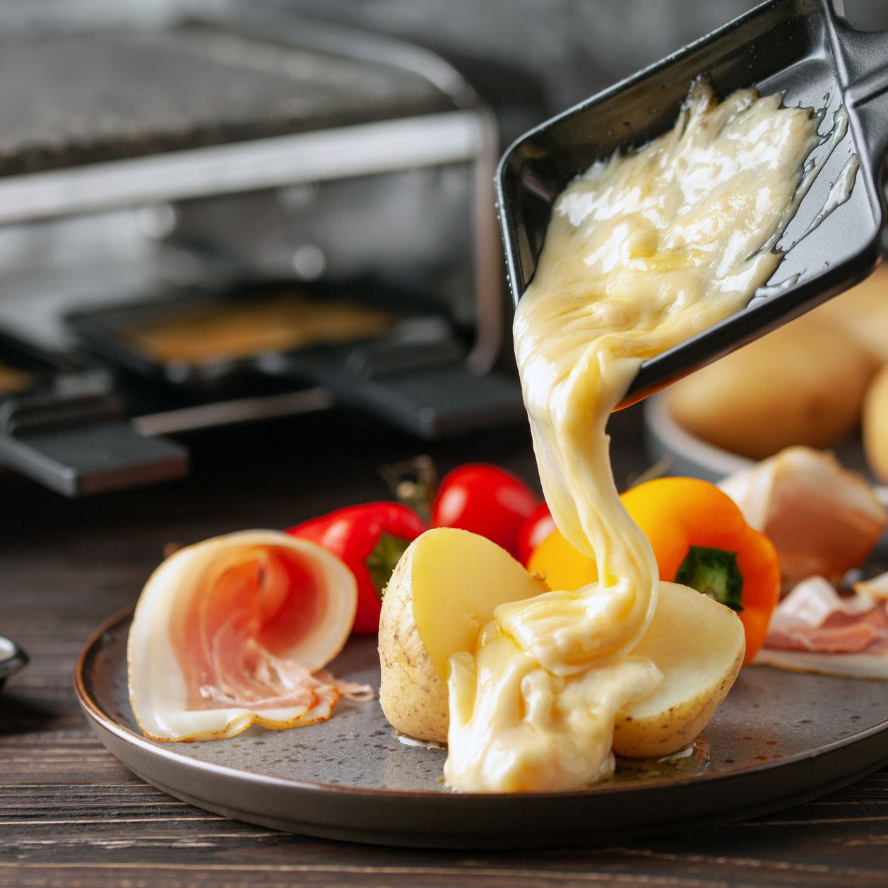 On adore ce moment de partage car la raclette en tête-à-tête devient le ...