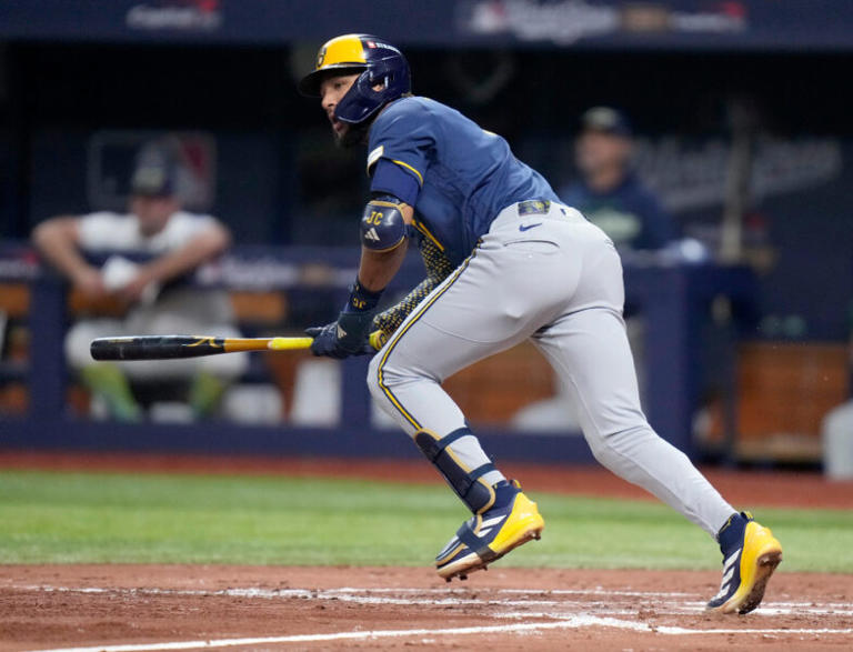 El jardinero izquierdo de los Brewers, Jackson Chourio (11), conecta un sencillo contra los Tampa Bay Rays durante la tercera entrada del Juego 3 de la Serie Mundial en el Tropicana Field en St. Petersburg, Florida, el 26 de octubre de 2026.