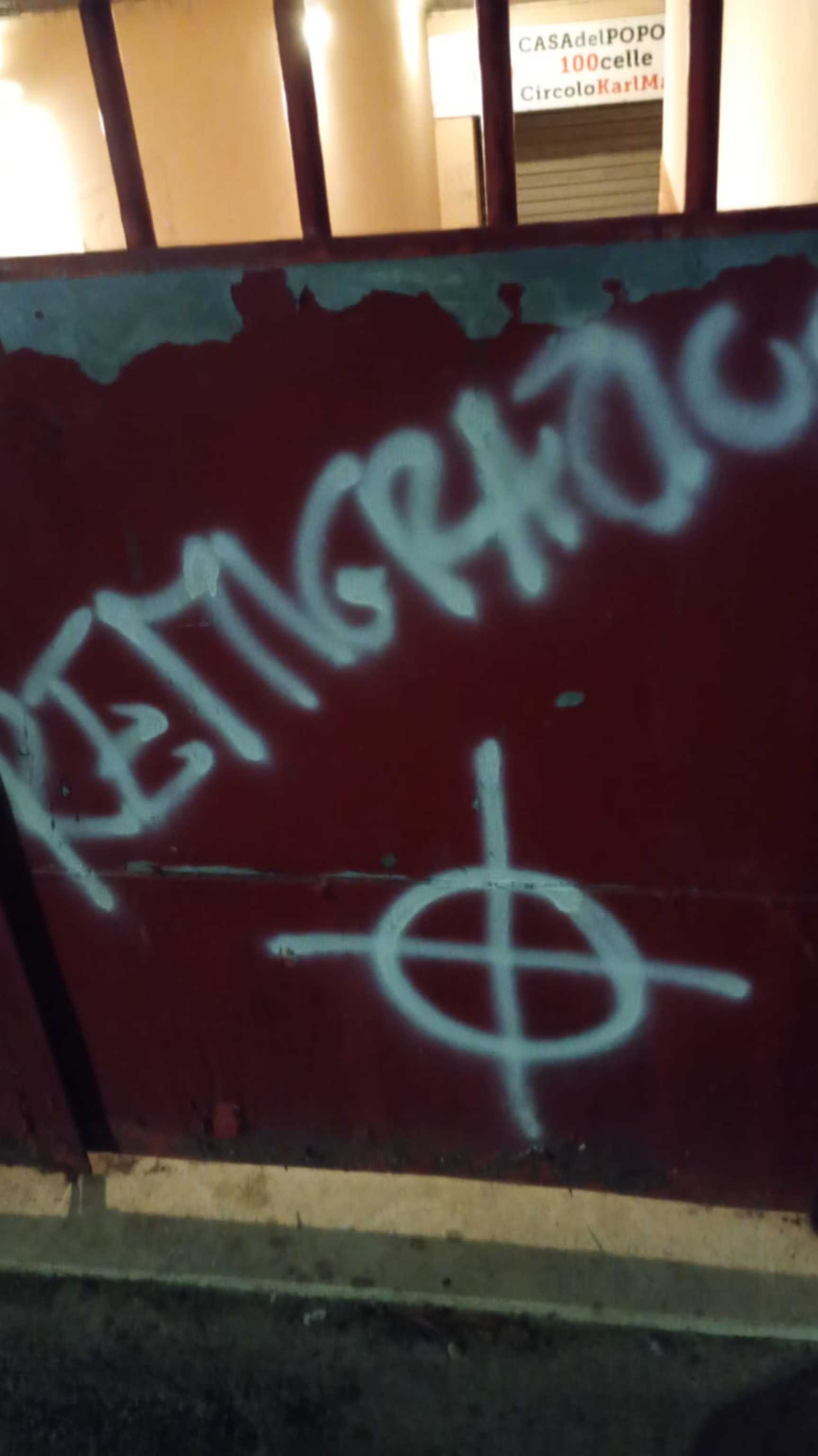 Croce celtica e scritta remigrazione su una sede del PRC a Roma
