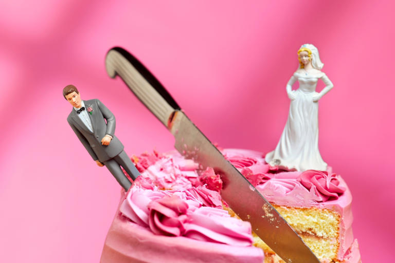 7 subtle signs your marriage is heading for divorce, according to ...