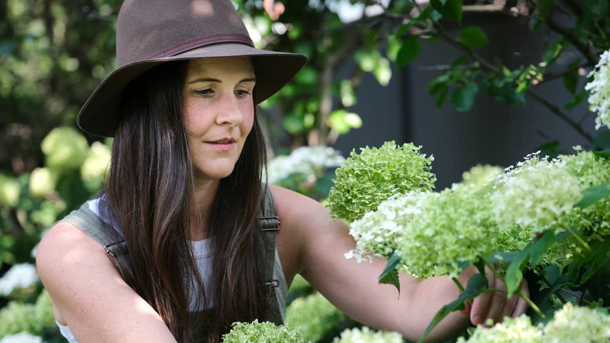 Woman’s clever garden DIY combines concrete pavers and greenery for a ...