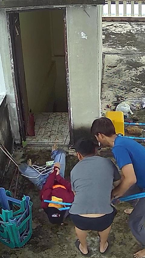 Worker collapses after suffering electric shock on rooftop