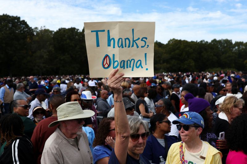 Un simpatizante sostiene un cartel mientras la gente llega a un mitin del expresidente estadounidense Barack Obama, el senador demócrata Jon Ossoff y la candidata demócrata a gobernadora Keisha Lance Bottoms, antes de las elecciones de mitad de mandato en Morrow, Georgia, EE. UU., el 28 de octubre de 2026. REUTERS/Edgar Su