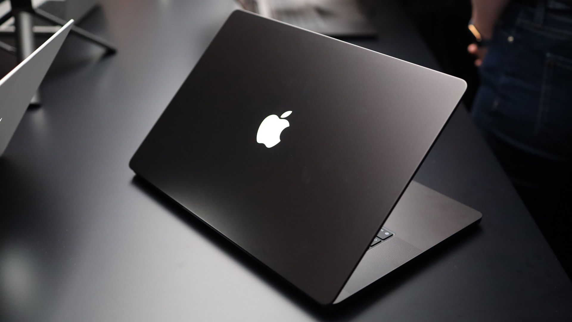 Here's the secret behind the return of the illuminated Apple logo on ...