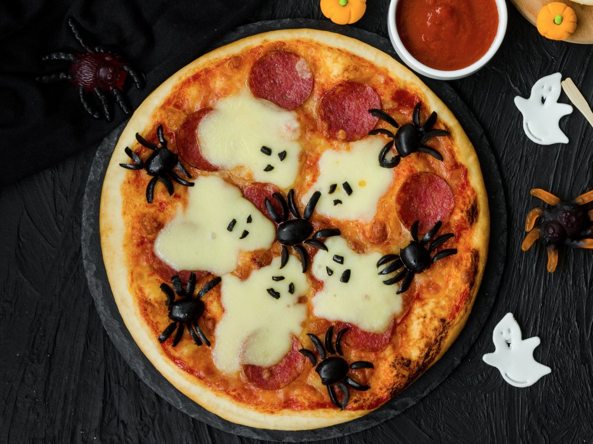Gespenstisch gut: Halloween-Pizza mit Salami und Oliven