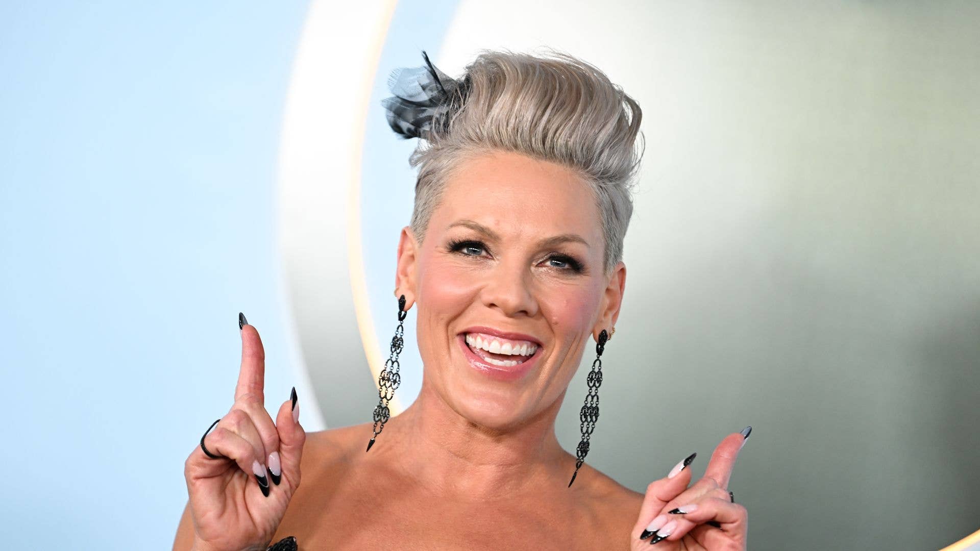 Pink defiantly reacts to cruel comments about her viral makeup-free ...