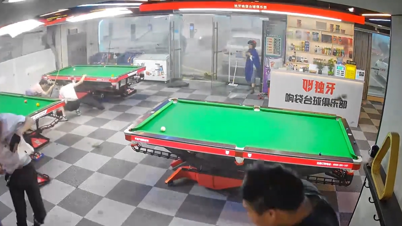 Typhoon triggers chaos in Wuxi billiards bar