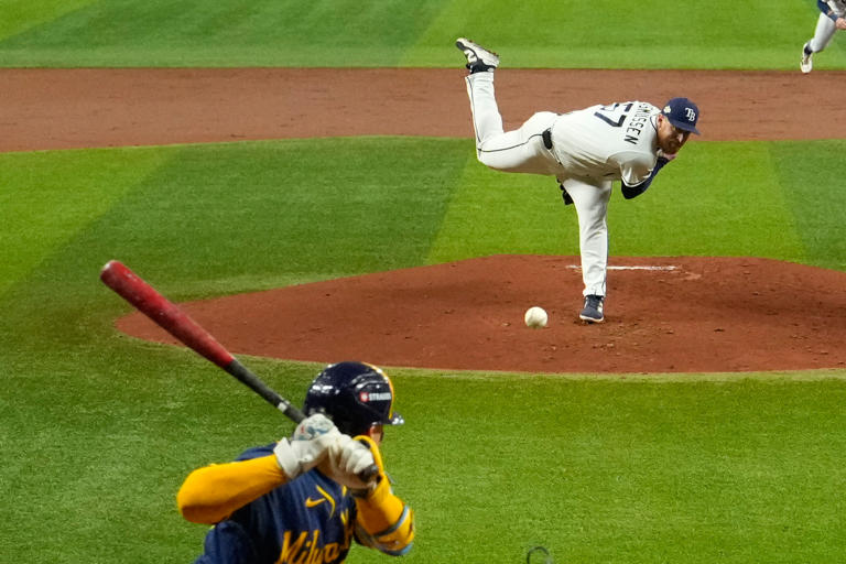 Drew Rasmussen, de los Rays de Tampa Bay, hace un lanzamiento al venezolano William Contreras, de los Cerveceros de Milwaukee, en el quinto juego de la Serie Mundial, el miércoles 28 de octubre de 2026 (AP Foto/Ashley Landis)