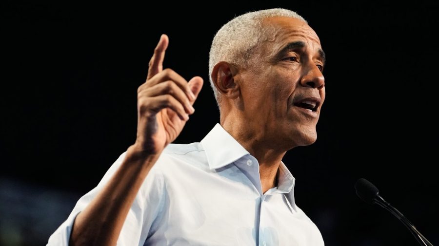 Obama knocks White House's response to Cheesecake Factory jab: ‘These are not serious people'