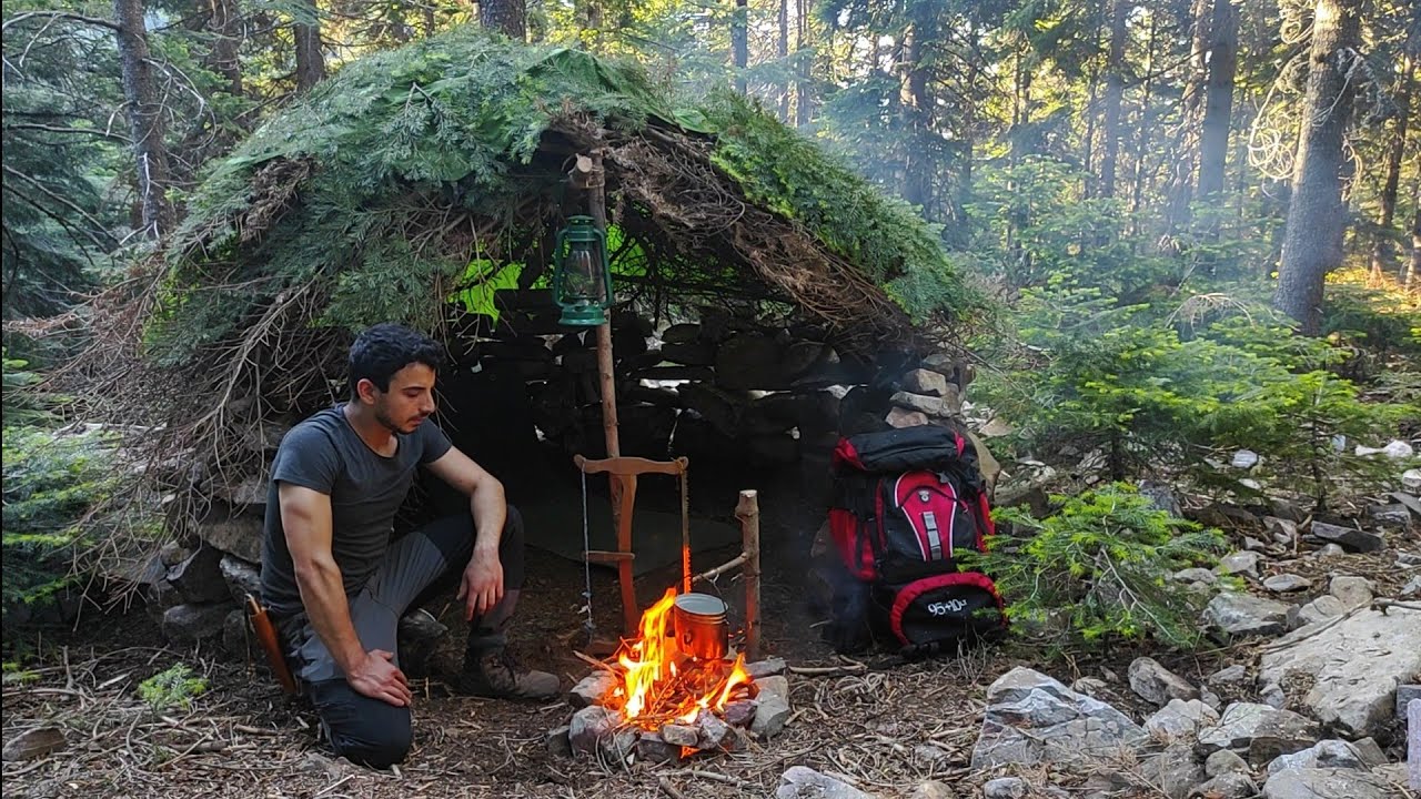 Bushcraft skill - DIY tree Shelter, Camouflage with Leaves to Avoid ...