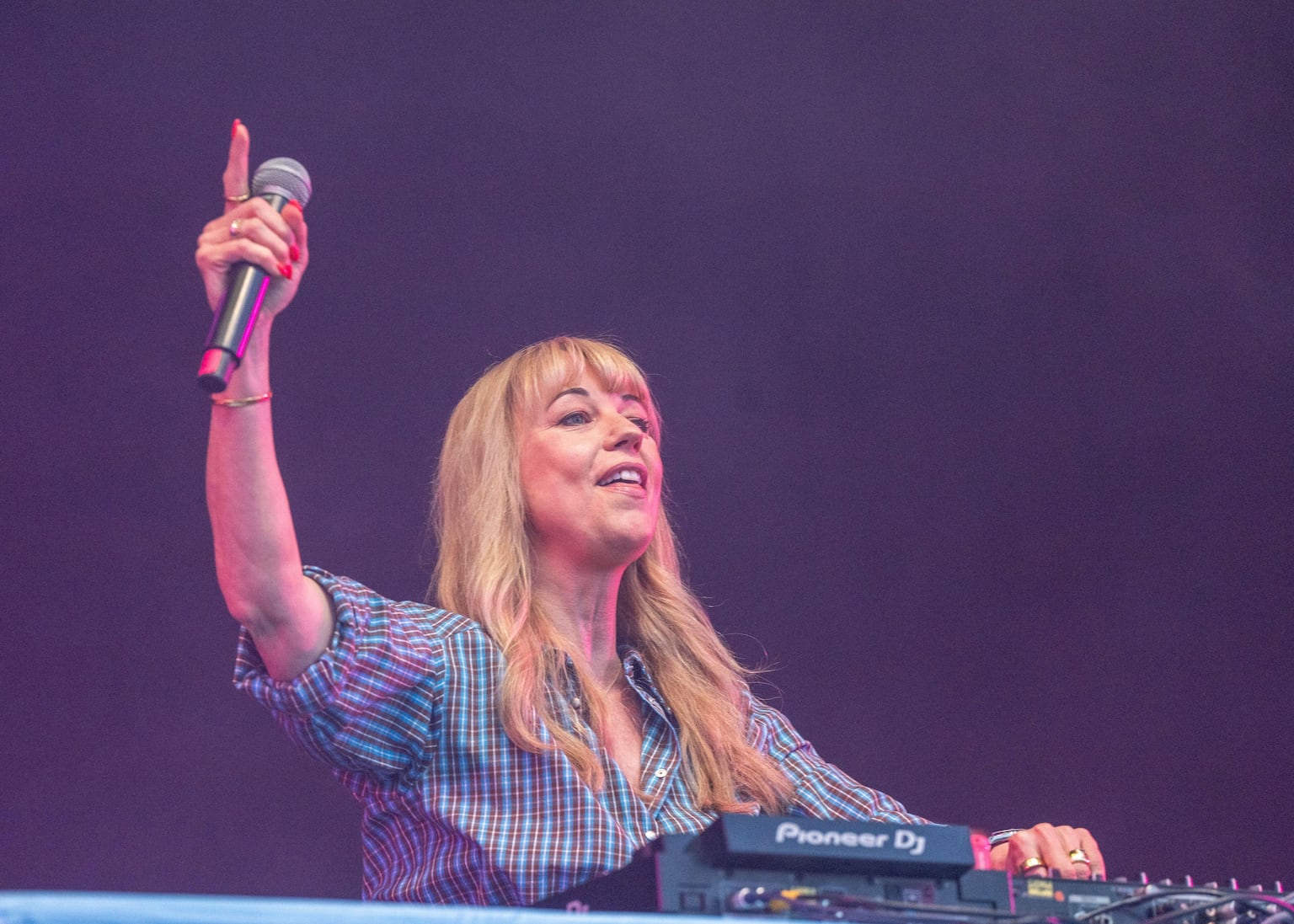 Sara Cox holds on to Radio 2 breakfast listeners