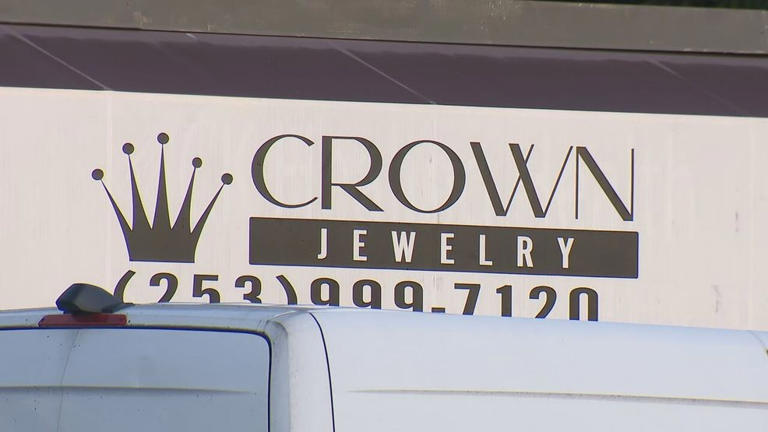 Four masked suspects rob Lakewood jewelry store with guns, axes
