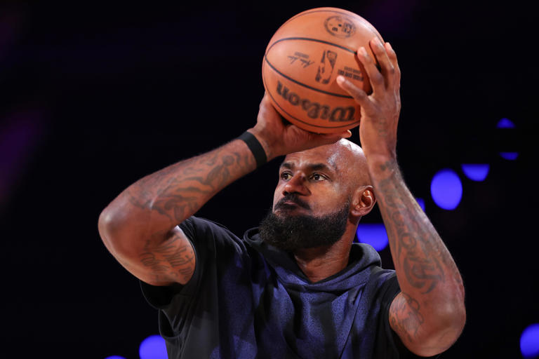 Coach Nick Nurse evaluates LeBron James playing center for Sixers