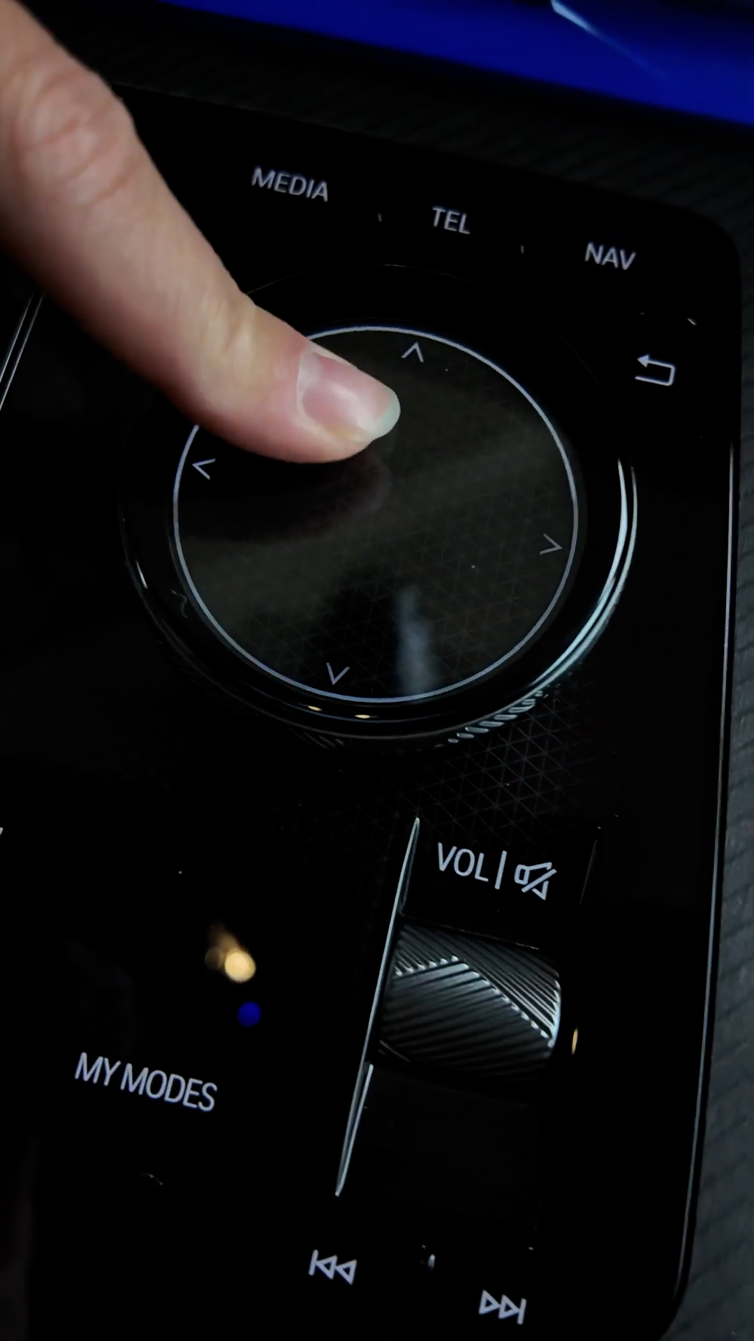 BMW X3 facelift features a driver area with various digital technologies