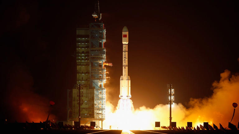 First clear photo of China's mysterious 'divine dragon' space plane ...