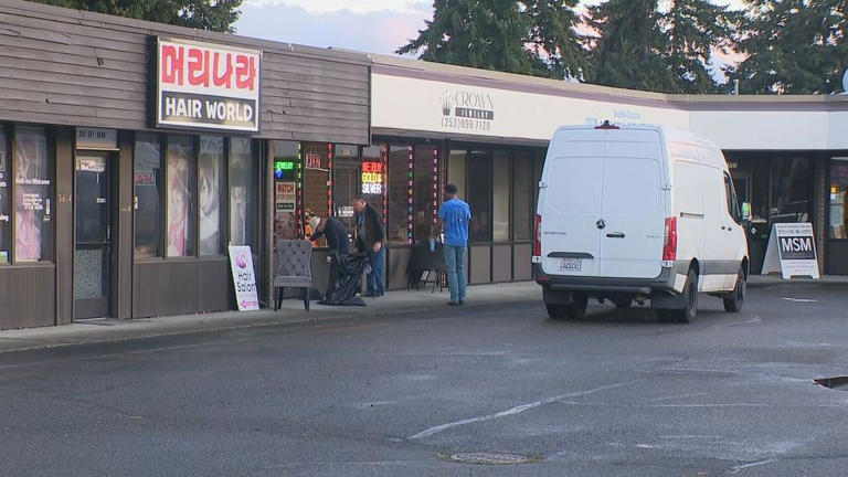 Four masked suspects rob Lakewood jewelry store with guns, axes