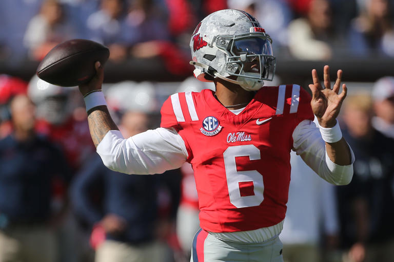 Bold college football QB rankings through week 8 leave powerhouse stars ...