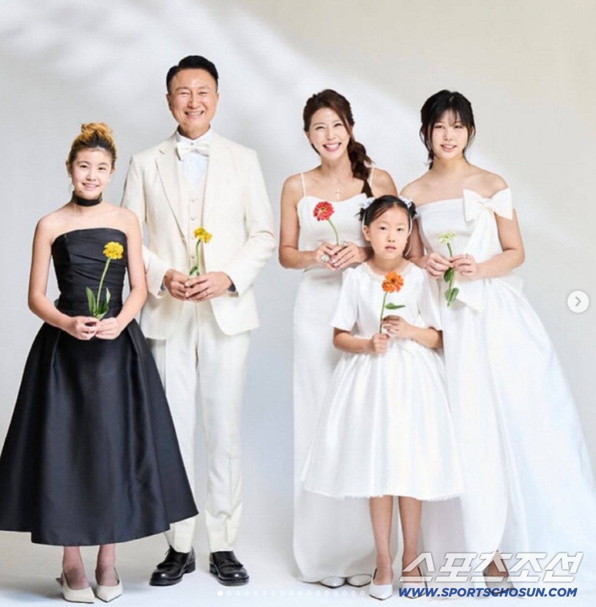 Joo Young-hoon and Lee Yoon-mi mark their 20th wedding anniversary with ...