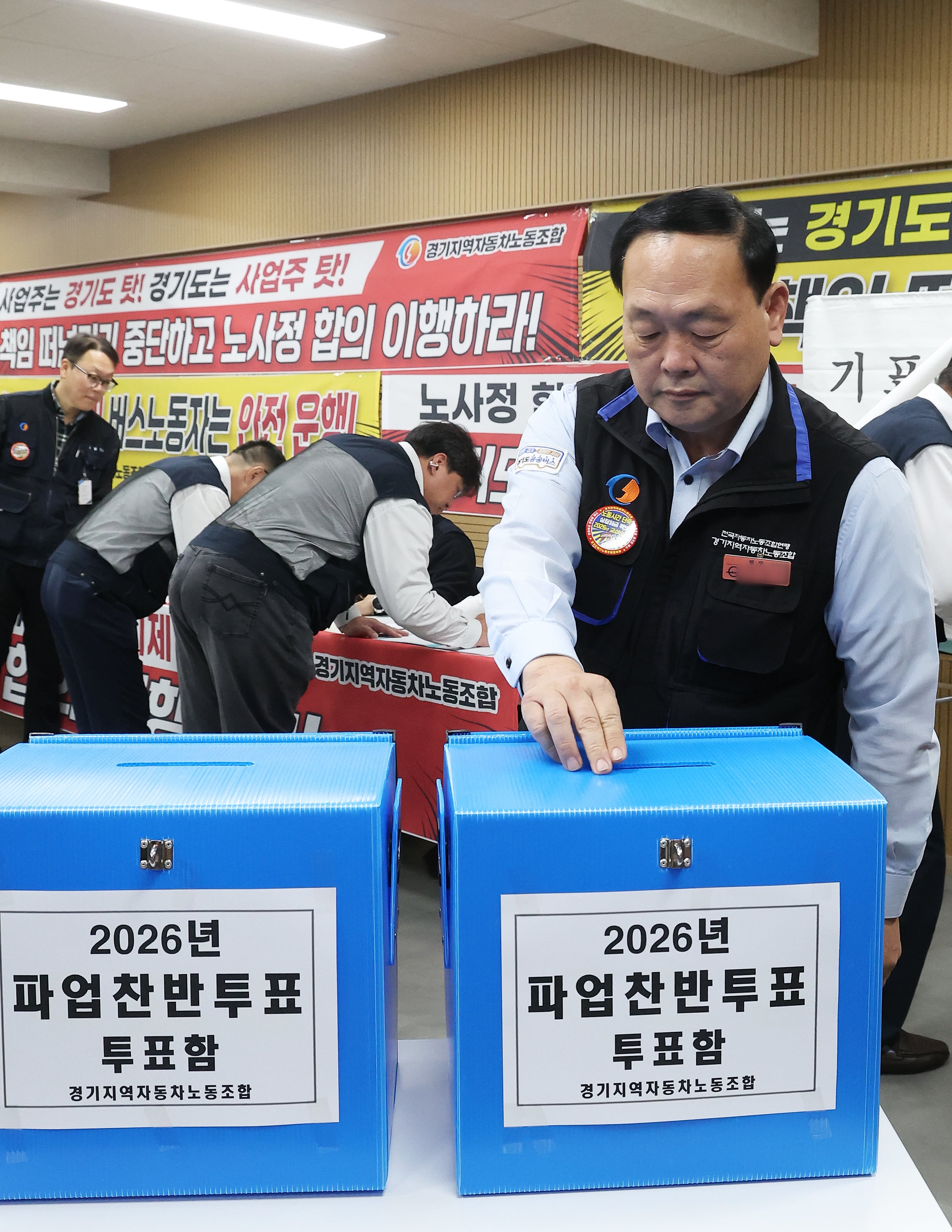 Gyeonggi bus strike looms as final mediation concludes