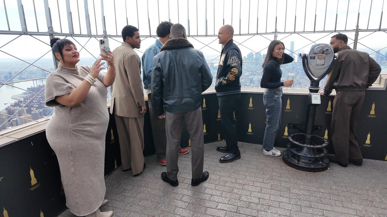 NY: The cast of The Greatest visits the Empire State Building - 74552659