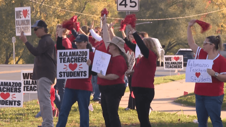 Kalamazoo Public Schools teachers picket amid contract delays