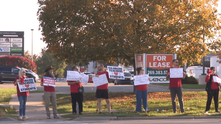 Kalamazoo Public Schools teachers picket amid contract delays