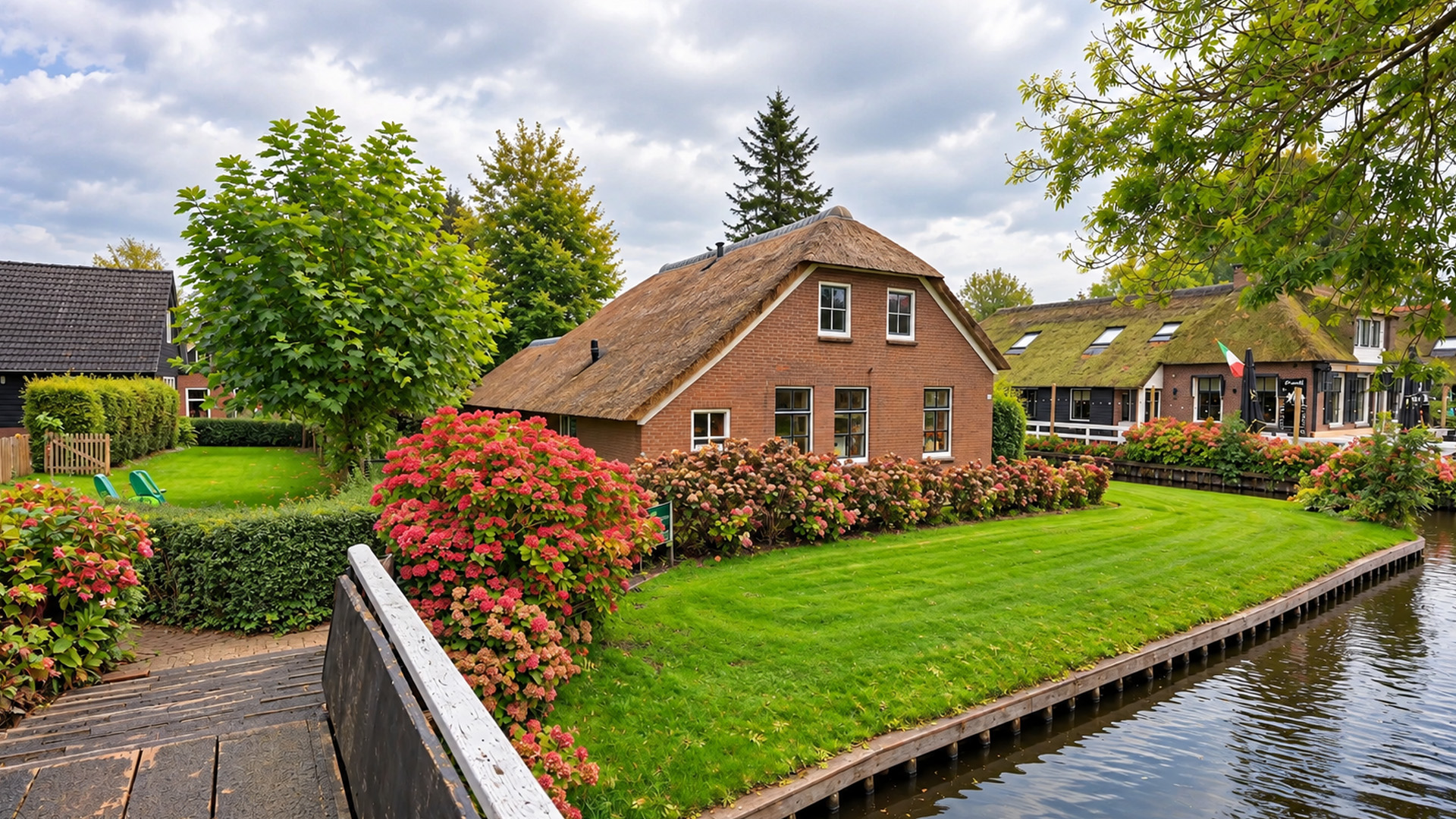 Traditional Dutch thatched cottages in autumn Giethoorn (4K)