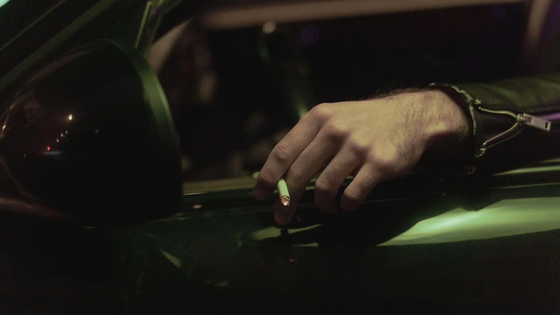 ¿Es ilegal fumar en el coche? La DGT aclara cuándo pueden multarte con ...