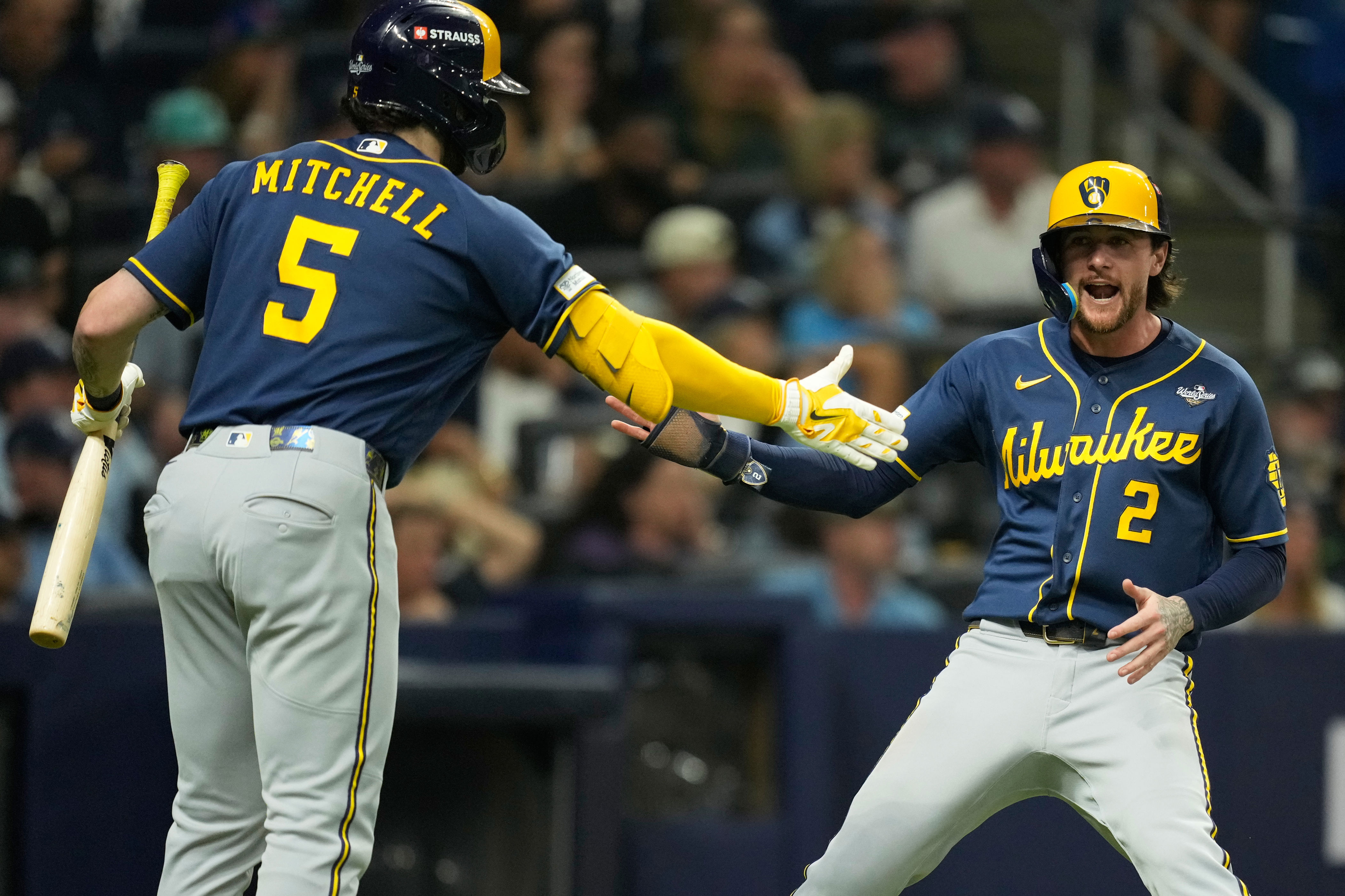 Brice Turang, de los Cerveceros de Milwaukee, celebra tras anotar en un sencillo de Cooper Pratt durante el quinto juego de la Serie Mundial ante los Rays de Tampa Bay, el miércoles 28 de octubre de 2026 (AP Foto/Ashley Landis)