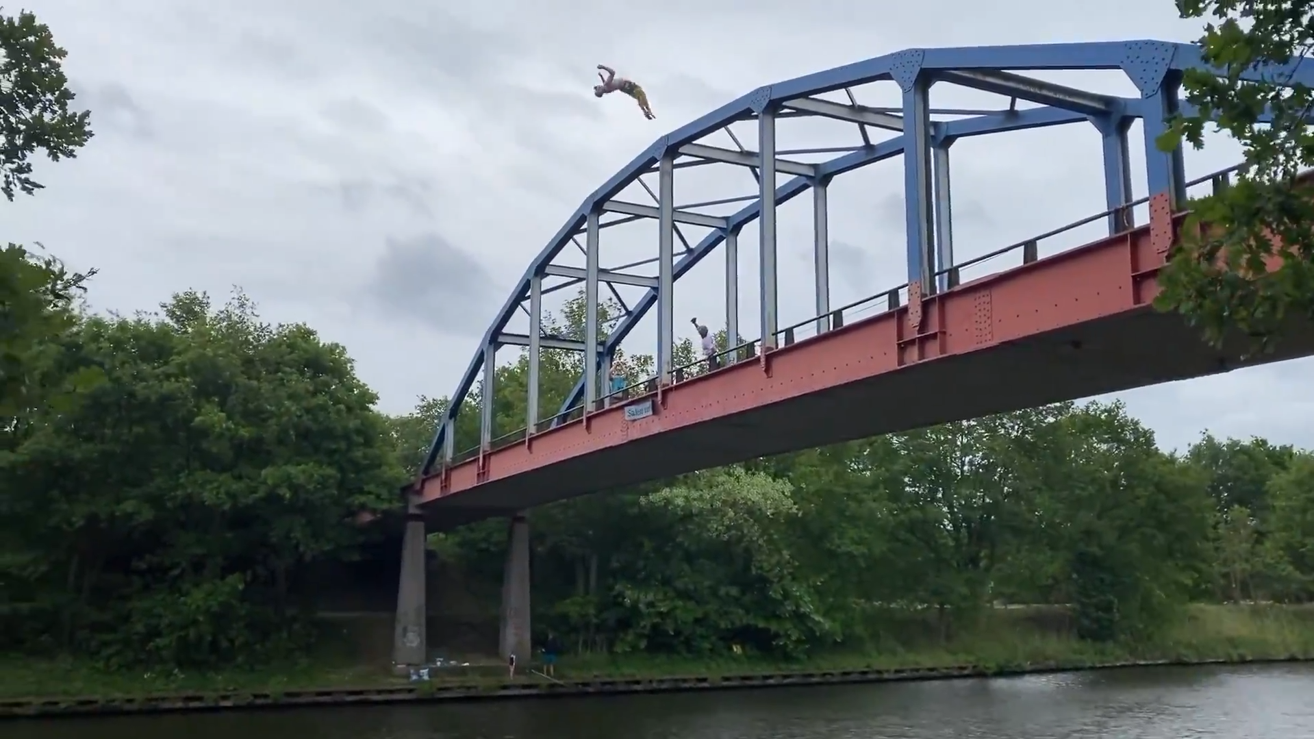 Bridge jumping and aerial flips with Riede94