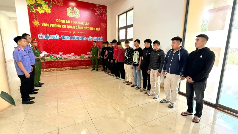 13 đối tượng mang hung khí, rượt đuổi đánh nhau trên đường phố
