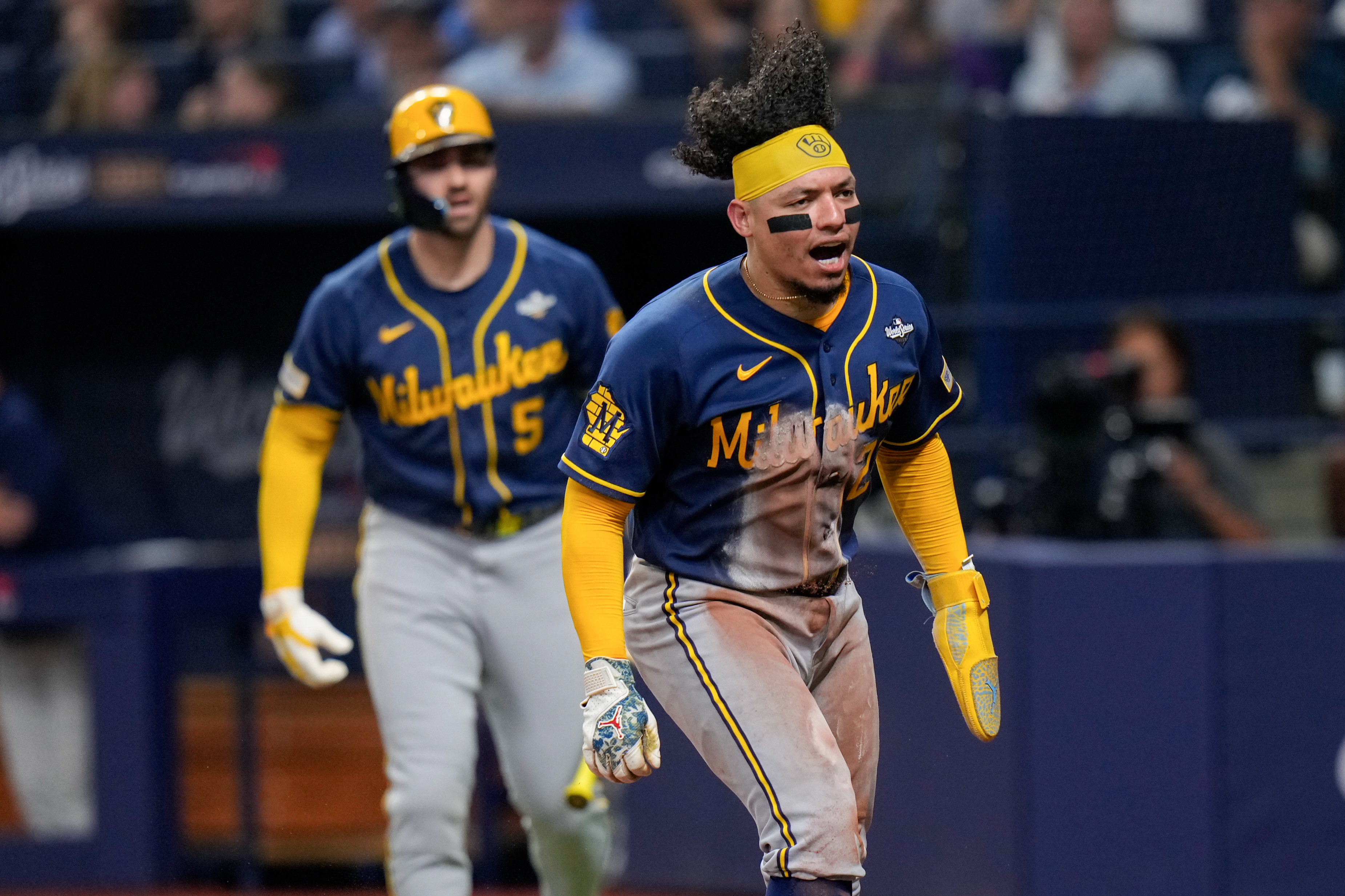 El venezolano William Contreras, de los Cerveceros de Milwaukee, festeja tras anotar en el quinto juego de la Serie Mundial ante los Rays de Tampa Bay, el miércoles 28 de octubre de 2026 (AP Foto/Chris O'Meara)