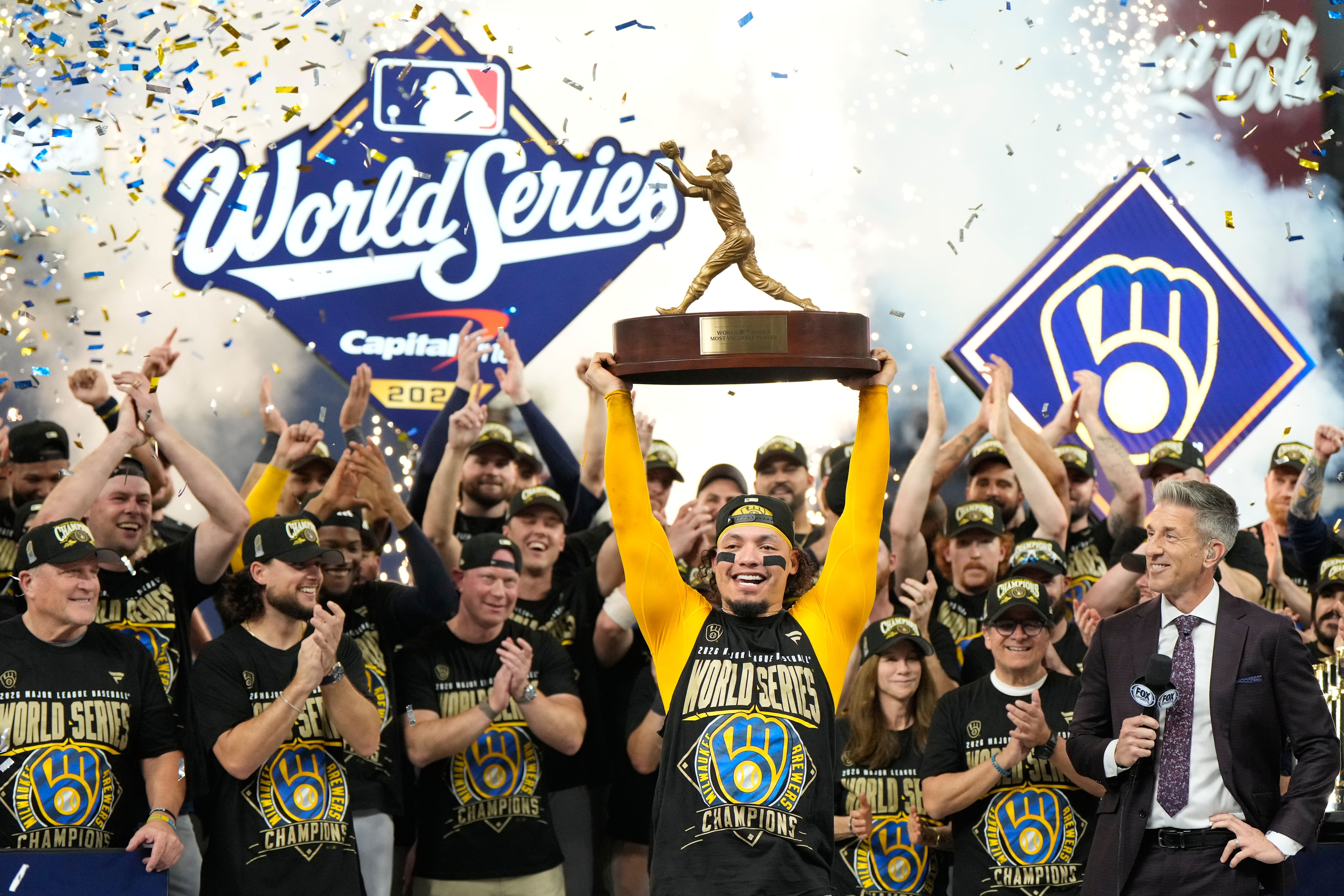 El venezolano William Contreras, de los Cerveceros de Milwaukee, alza el trofeo del Jugador Más Valioso de la Serie Mundial, tras vencer en el quinto juego a los Rays de Tampa Bay, el miércoles 28 de octubre de 2026 (AP Foto/Ashley Landis)