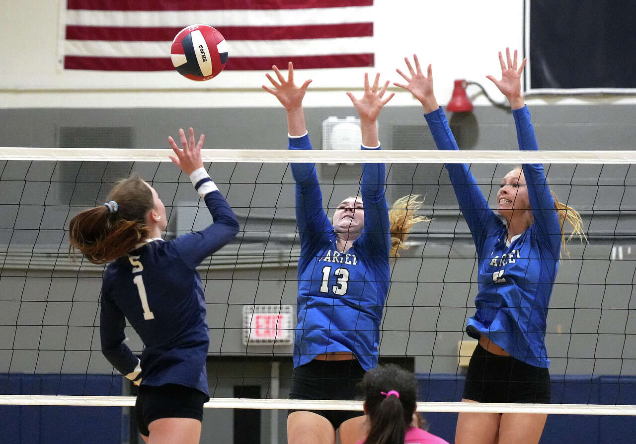 Photos: Staples vs. Darien girls volleyball