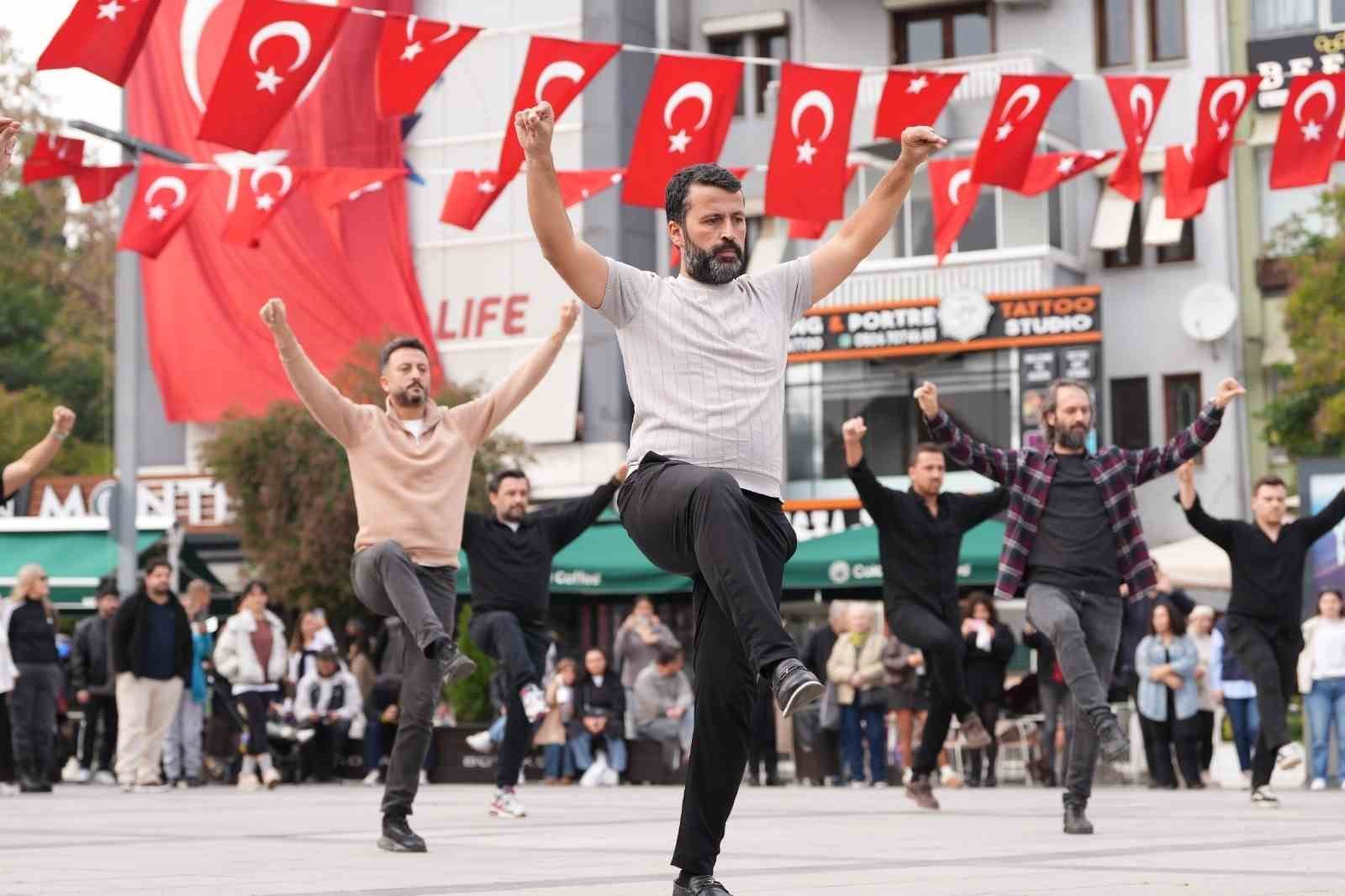 Davul zurna sesleri yükseldi, 41 kişi zeybek oynadı