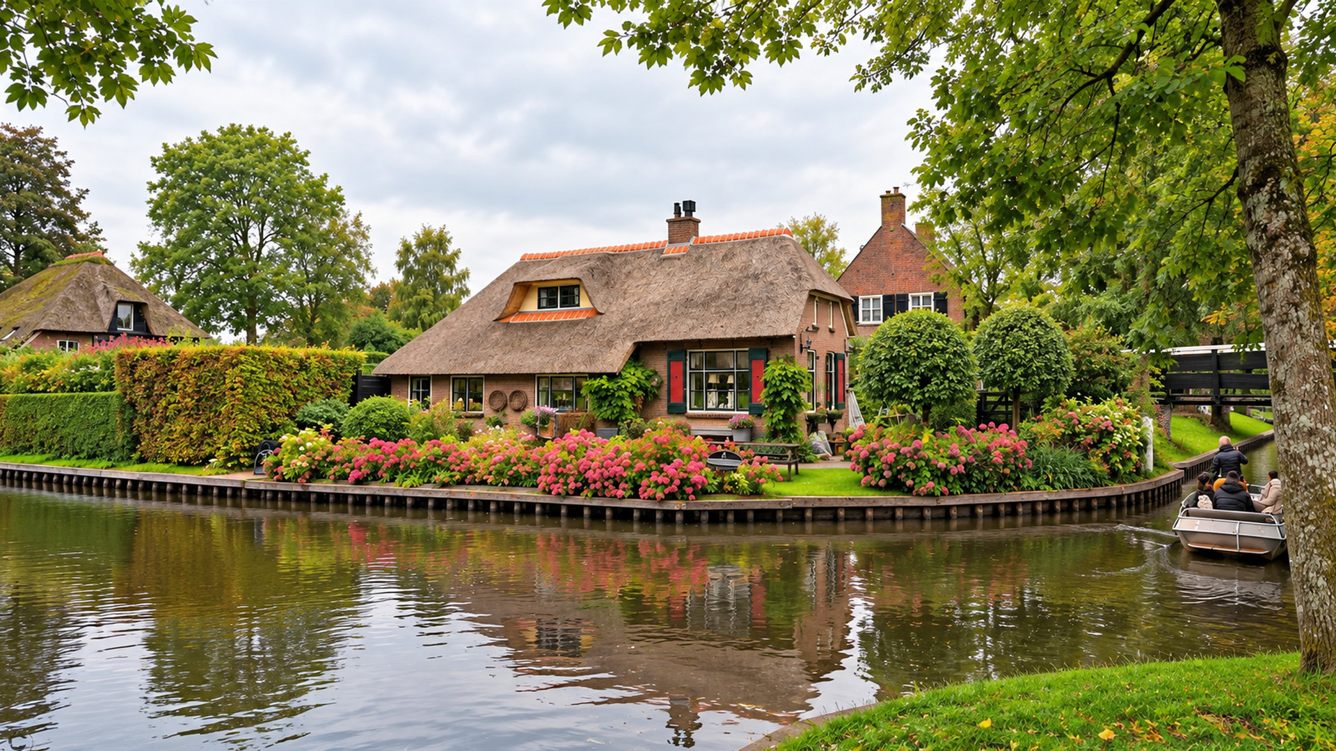 A relaxing canalside walk through Giethoorn in October (4K)