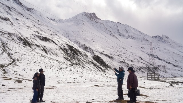 हिमाचल प्रदेश में फिर शुरू हुई बर्फबारी, शिमला का मौसम कैसा; IMD का ...