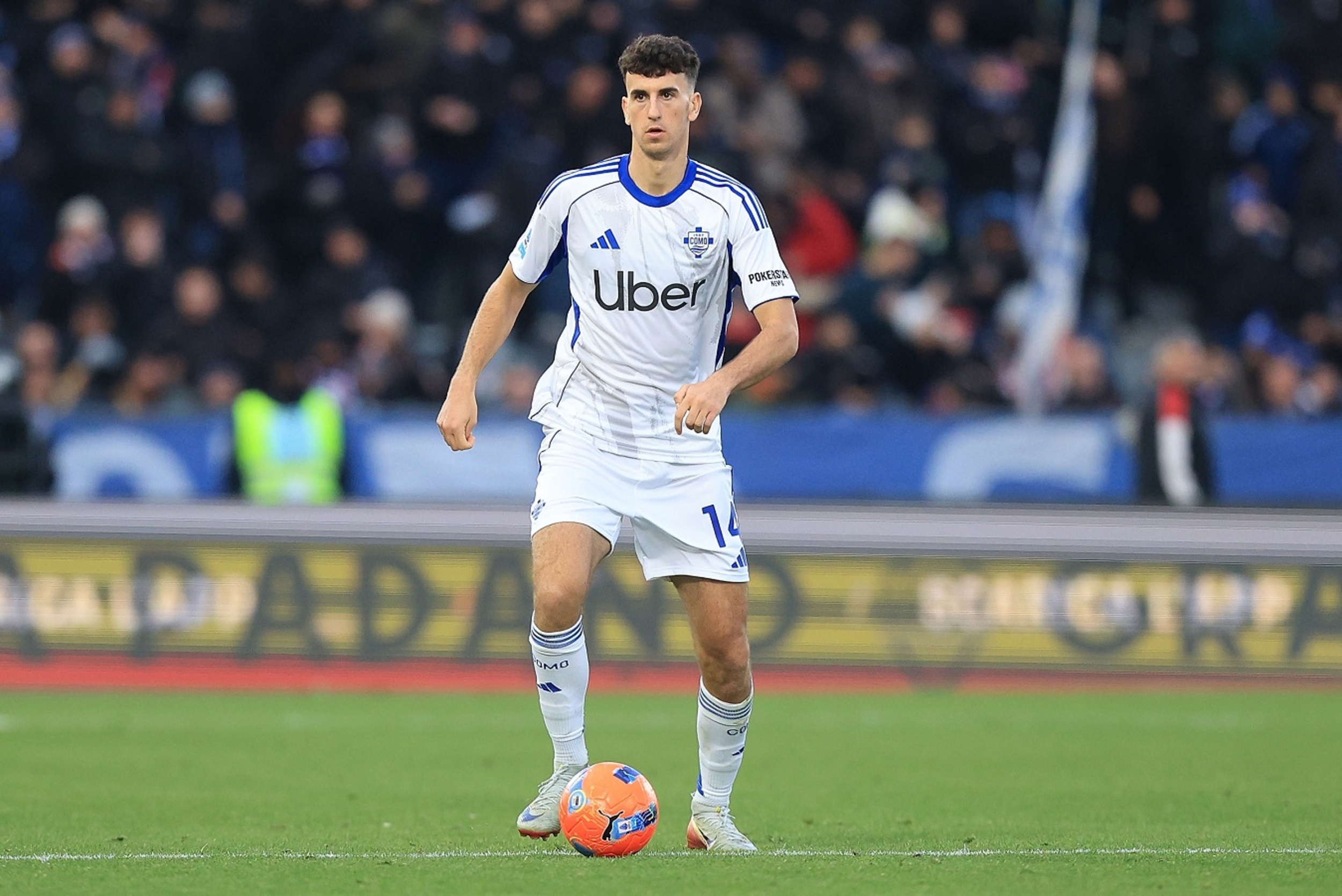 Arsenal and Man United are competing to sign young player with a great ...