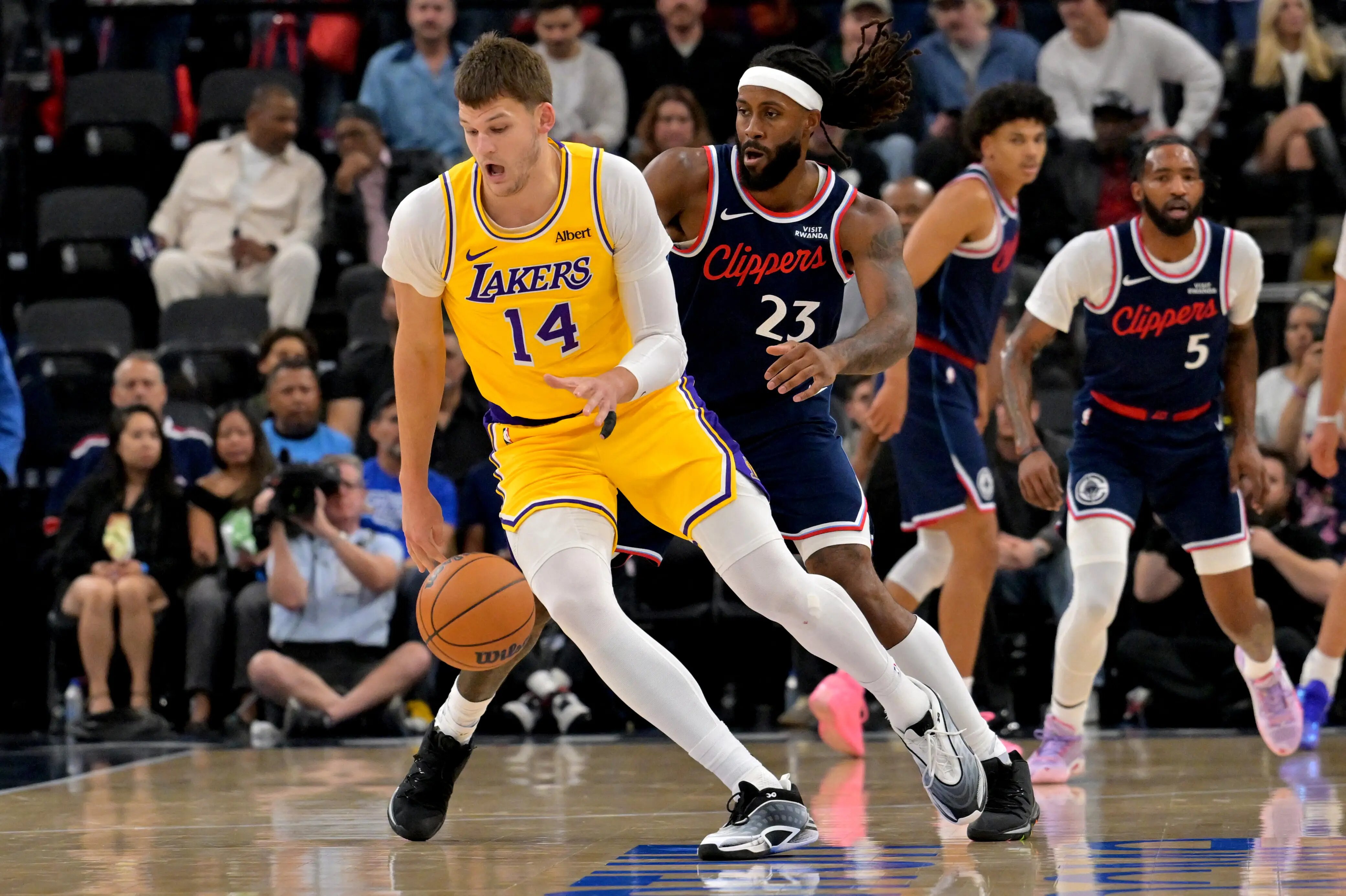 Lakers add much-sought-after height by inking 7-footer