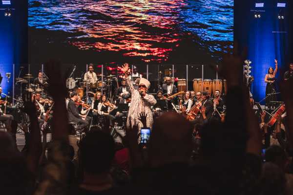 Monobloco, Jão, Carlinhos Brown com Orquestra Ouro Preto, peça Boca de ...