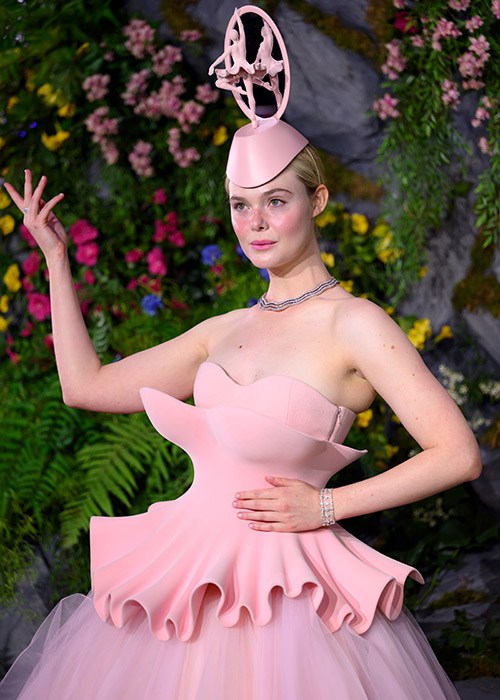 Elle Fanning's music box headpiece steals the show at Hunger Games ...