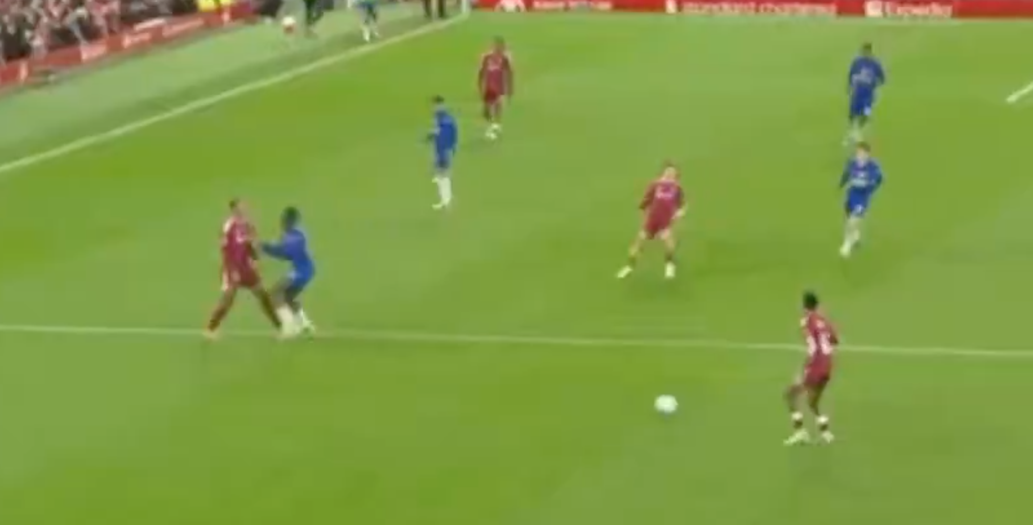 Bizar moment: 'volstrekt onnodige' actie Emegha op Van Dijk zorgt voor ...