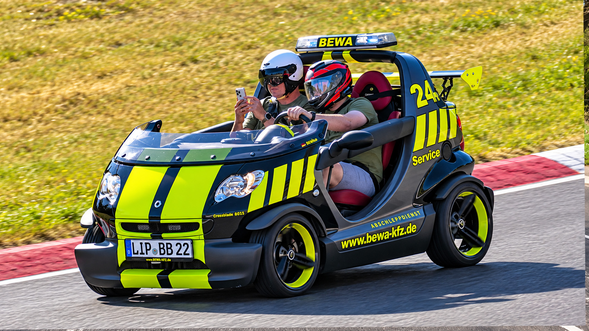 Was machen diese ungewöhnlichen Fahrzeuge auf dem Nürburgring?
