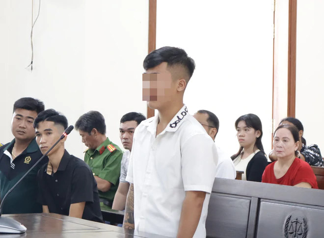 Thiếu niên bị phạt 5 năm tù vì đạp xe làm một người trong tổ tuần tra ngã, bị liệt