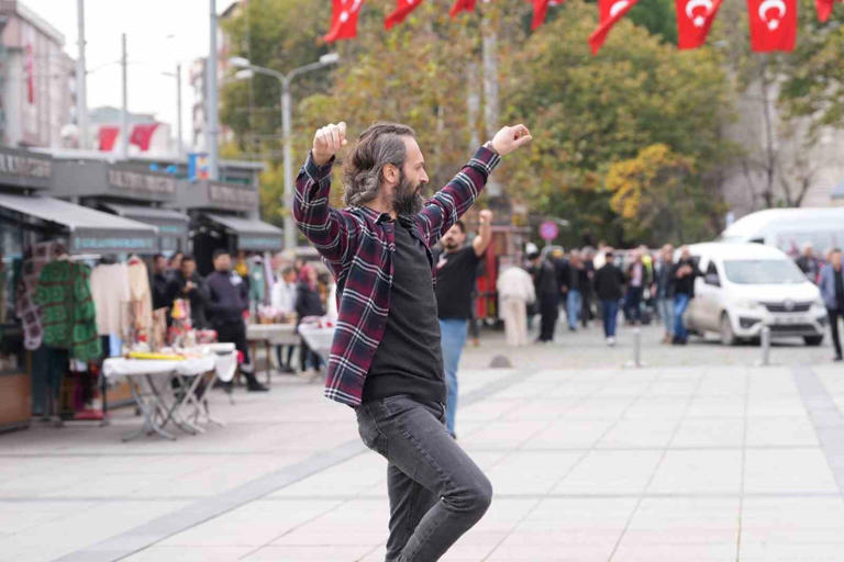 Davul zurna sesleri yükseldi, 41 kişi zeybek oynadı