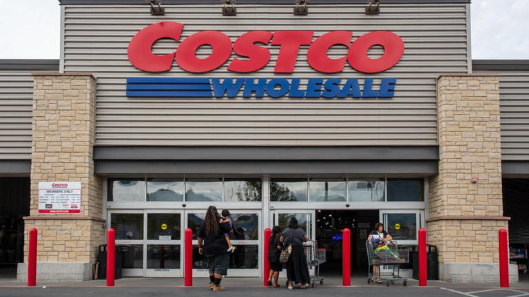 Costco’s 24-piece red tartan bone china dinnerware set brings timeless ...