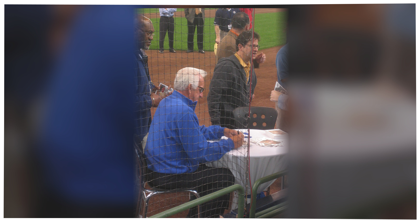 Brewers players hold 'UECK' signs in World Series tribute to Bob Uecker